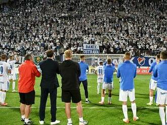 VIDEO: Šokující záběry. Se slavícími fanoušky se utrhla tribuna