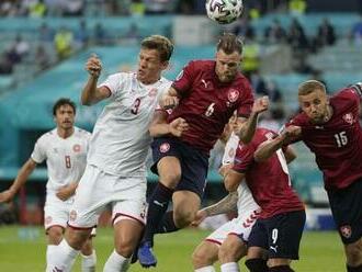 Fotbal ohrožuje demence. Škodí hlavičkování? Čeští hráči se ran do hlavy nebojí