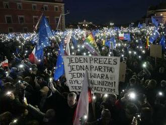 Poliaci pochodovali za EÚ. Polícia zadržala aj premiérovho synovca