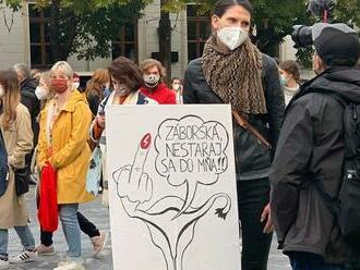 Odkaz protestujúcich žien Záborskej: Nestarajte sa do našich materníc