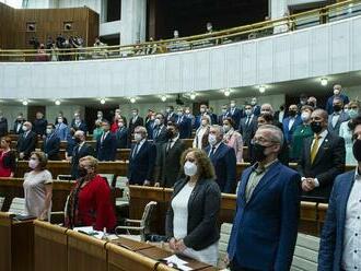 Poslanci odklepli dvojjazyčné značky či viac možností pre vodičov