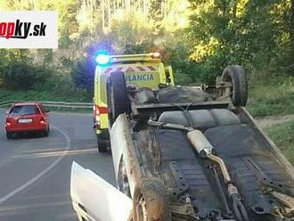 Pri nehode v Bojniciach sa zranila jedna osoba: FOTO Auto skončilo prevrátené na streche