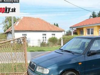 FOTO Mladík ukradol auto, vyrazil bránu a narazil do oplotenia ďalšieho domu