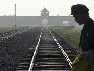 Ohavný útok: Na barakoch v bývalom tábore Auschwitz sa objavili hrozivé graffiti