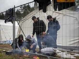 Nápor migrantov neutícha: Lotyšsko predĺžilo stav núdze na hraniciach s Bieloruskom