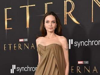 Angelina Jolie strhla pozornosť na červenom koberci: Odvážnym doplnkom rozhodne nestúpila vedľa