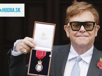 Elton John získal prestížne vyznamenanie Rad spoločníkov cti