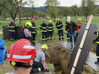 Hasiči ze Zlínského kraje cvičili pažení výkopu, stabilizaci budov a zvedání těžkých břemen, využili kontejner s výdřevou