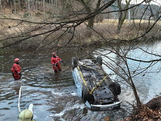 Hasiči zasahují na silnici mezi Lošticemi a Jeřmaní u dopravní nehody, při níž osobní auto i s…