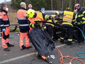 Po nehodě osobního auta s nákladním na silnici ze Sokolova na Citice ve čtvrtek dopoledne zůstala v…