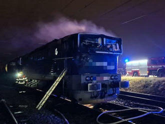 K hořící lokomotivě nedaleko olomouckého hlavního nádraží vyjely čtyři jednotky hasičů, vlak táhl cisterny s benzinem