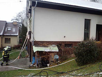 Tři jednotky hasičů likvidovaly požár v domě ve Vizovicích, začala hořet sušička ovoce