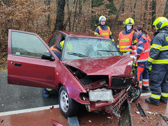 Na silnici z Luhačovic na Petrůvku na Zlínsku zasahovali hasiči u střetu dvou osobních vozidel