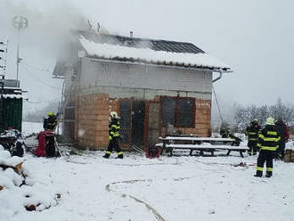 V obci Sezemice-Lukovny shořela novostavba, plameny poničily krov i střechu