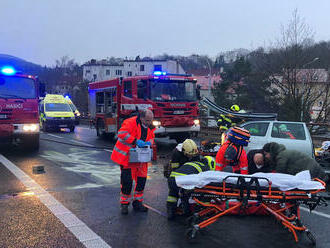 Pět zraněných si vyžádala nehoda v Něštěmicích, hasiči museli vyprošťovat