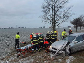 K vážné dopravní nehodě dvou osobních automobilů na silnici I/12 u odbočky na Břežany vyjely…