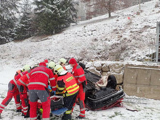 V Albrechticích v Jizerských horách hasiči  vyprošťovali tři osoby z vozidla, které sjelo přibližně…