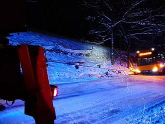 V Teplicích nad Metují hasiči pomohli vyprostit autobus, který uvízl na krajnici, nemohl se na…