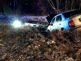 Osobní auto havarovalo u Nové Role, po uklouznutí na vozovce skončilo u kolejí. Nehoda se obešla…