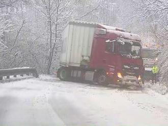 Do Česka dorazilo první výraznější sněžení. ❄️ Kvůli tomu se zhoršuje sjízdnost na některých silničních úsecích