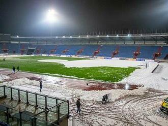 FOTO: Fotbalistky si musejí na bitvu o MS počkat. Proti byla sněhová nadílka