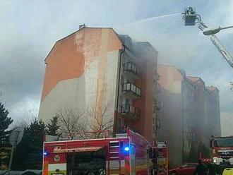 Na žilinskom sídlisku Hájik horí bytový dom, zasahujú tam hasiči