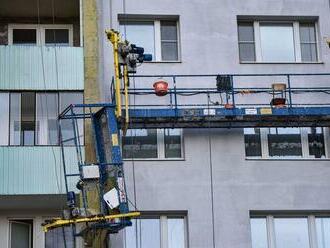 V Bratislave spadlo lešenie s robotníkmi, jedna osoba neprežila