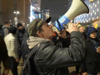 Polícia na proteste proti covid pasom v Rotterdame použila varovnú streľbu