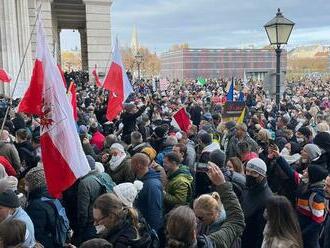 Viedeň na nohách. Rakúšania protestovali proti tvrdým opatreniam