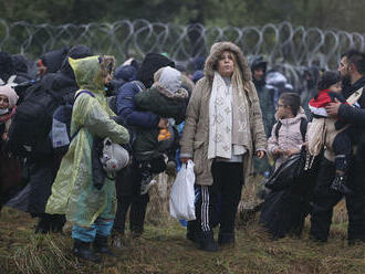 Migrantov na poľsko-bieloruskej hranici nabádajú esemeskami, aby boli trpezliví