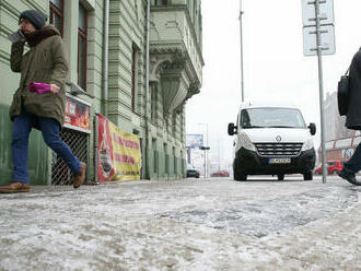 Poľadovica v Banskej Bystrici spôsobila 36 škodových udalostí a šesť nehôd