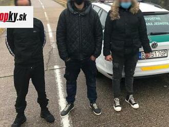 FOTO Polícia na hrádzi v blízkosti bratislavského Mosta SNP zadržala troch migrantov