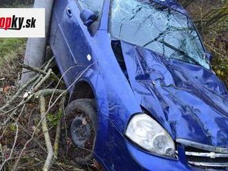 FOTO Pri nehode 17-ročného opitého vodiča sa vážne zranil spolujazdec: Narazil do svahu