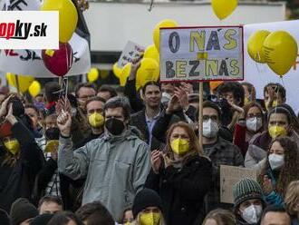 Obrovský protest v Bratislave: VIDEO Študenti vyšli do ulíc, kritika vysokoškolského zákona