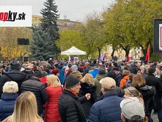 ONLINE Protesty v Bratislave pomaly končia: Demonštranti hádzali petardy, hlásia zranených!