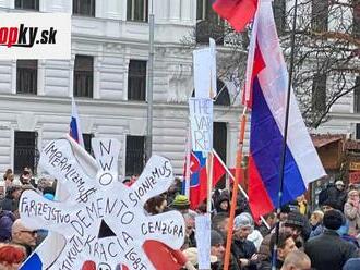 FOTKA, z ktorej mrazí: Polícia začala trestné stíhanie! Na protivládnych protestoch zranili policajtov