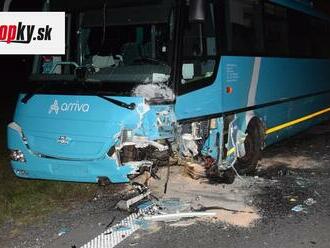 FOTO Tragická nehoda pri Nitre: Pri zrážke auta s autobusom zahynul mladík  