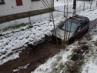 V trutnovské části Lhota v ulici Marianská havaroval osobní vůz a sjel do potoka. Nehoda je bez…