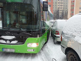 Na Vsetínsku, v místní části Rokytnice, autobus nemohl vyjet stoupání a došlo k jeho ujetí na…