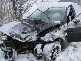 V Kunovicích, ve směru na Míkovice, osobní automobil najel do stromu a skončil jízdu mimo…