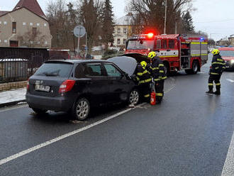 Dvě jednotky zasahovaly v Borohrádku u čelního střetu dvou osobních vozidel, tři osoby skončily v nemocnici