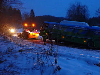 Za Semetínem u autobusové zastávky Na Mařičce došlo k nehodě autobusu. Při příjezdu hasičů autobus …