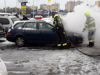 Jednotky HZS Sokolov a CHZ zasahovaly u požáru osobního automobilu u Tesca v Sokolově.