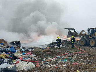 Sedm hasičských jednotek vyjelo na požár skládky komunálního odpadu v Ústí nad Lbem. Hoří na ploše…