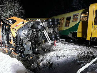 Na železničním přejezdu v Rožné na Žďársku se ve středu ráno střetl nákladní vůz s vlakem, dva lidé byli zraněni