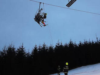 Hasiči zasahují ve Ski areálu v Lukách nad Jihlavou, vlivem technické závady se zde zasekla…