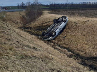 Tři jednotky hasičů vyjely k dopravní nehodě osobního vozu, který skončil na střeše mimo vozovku na…