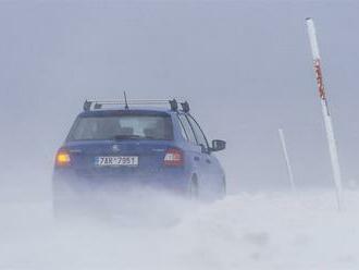 Řidiče může překvapit náledí, platí varování. V sobotu navíc napadne až 15 centimetrů sněhu