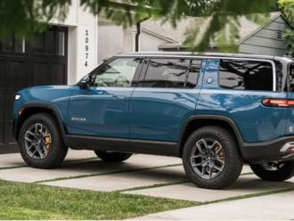 Elektromobil Rivian R1S už míří k zákazníkům