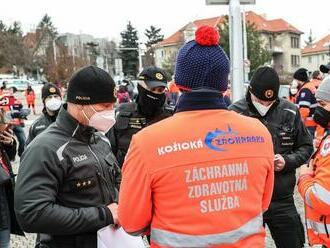 Záchranárov a sestry vyhnali policajti. Pokuty im majú dať hygienici